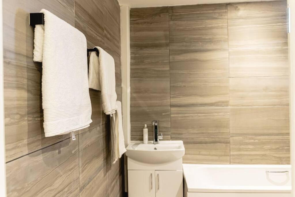 2 Bed With Free Parking Apartment London Ngoại thất bức ảnh